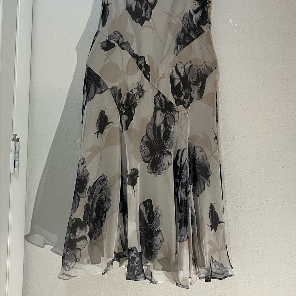 Carmen Marc Valvo Beige and Black Floral Slip Dress - Picture 8 of 8